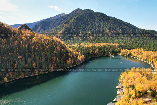 Emerald Lake in autumn. Orthodox Chapel on the lake shore. Стоковое фото, фотограф Виктория Тельминова / Фотобанк Лори