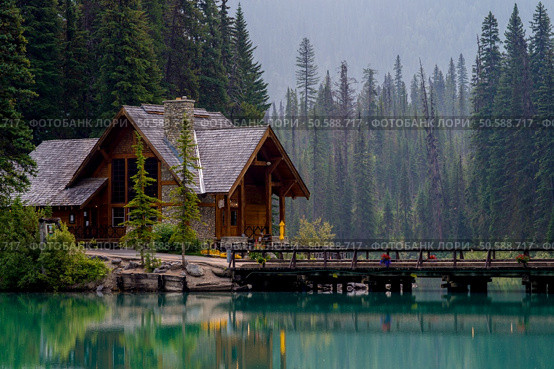 emerald lake lodge, reflecting off of emerald lake, yoho national park, british columbia, canada. . Стоковое фото, агентство Ingram Publishing / Фотобанк Лори