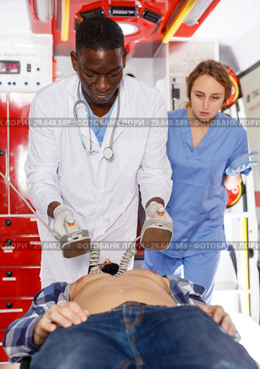 Emergency doctor using defibrillator. Стоковое фото, фотограф Яков Филимонов / Фотобанк Лори