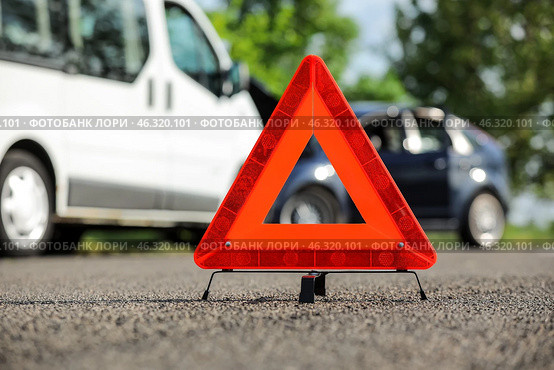 Emergency triangle stop sign near broken cars on road. Стоковое фото, фотограф Pixel_shot / Фотобанк Лори