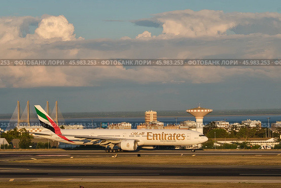 Emirates Boeing 777-31H passenger plane taxi on runway in Humberto Delgado Airport in Lisbon (2023 год). Редакционное фото, фотограф Дмитрий Рухленко / Фотобанк Лори