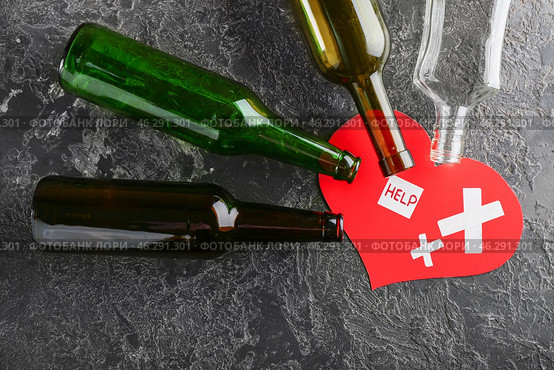 Empty bottles with paper heart on grunge background. Concept of alcoholism. Стоковое фото, фотограф Pixel_shot / Фотобанк Лори