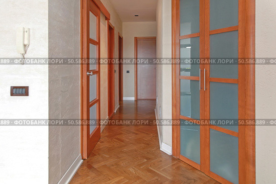 Empty Corridor With Closed Doors in Apartment. Стоковое фото, агентство Ingram Publishing / Фотобанк Лори