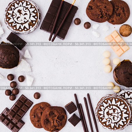 empty frame made with chocolates products white background. Стоковое фото, агентство Ingram Publishing / Фотобанк Лори
