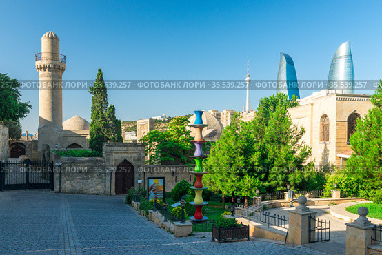 Empty street in old city Icheri Sheher of Baku, Azerbaijan. Architecture of Old city Baku. Inner City buildings. (2018 год). Стоковое фото, фотограф Константин Лабунский / Фотобанк Лори