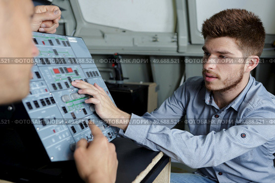 engineer and apprentice using computerized cutting machine. Стоковое фото, агентство Ingram Publishing / Фотобанк Лори
