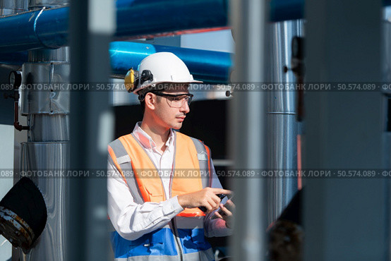 Engineers inspect the completed air conditioning and water systems to continue verifying their functionality. Стоковое фото, агентство Ingram Publishing / Фотобанк Лори