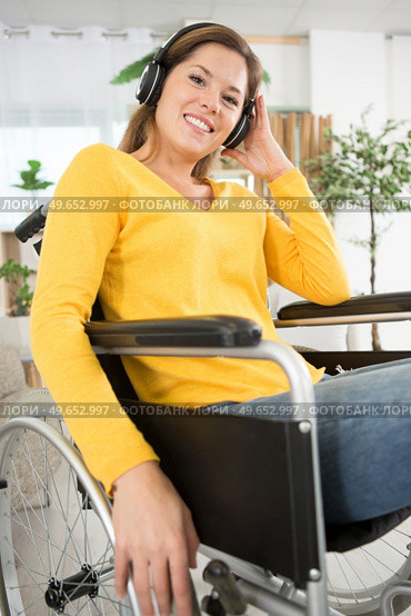 enjoying lifes positive things despite severe handicap. Стоковое фото, агентство Ingram Publishing / Фотобанк Лори