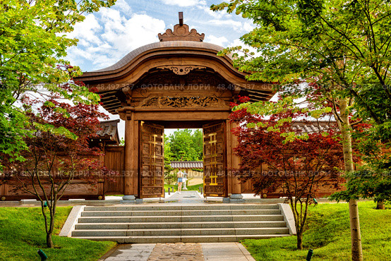 Entrance to the Japanese garden in Galitsky Park in Krasnodar (2024 год). Редакционное фото, фотограф Владимир Ушаров / Фотобанк Лори