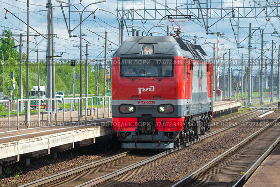 ЭП2К - российский пассажирский шестиосный электровоз постоянного тока солнечным майским днем. Ленинградская область (2021 год). Редакционное фото, фотограф Виктор Карасев / Фотобанк Лори