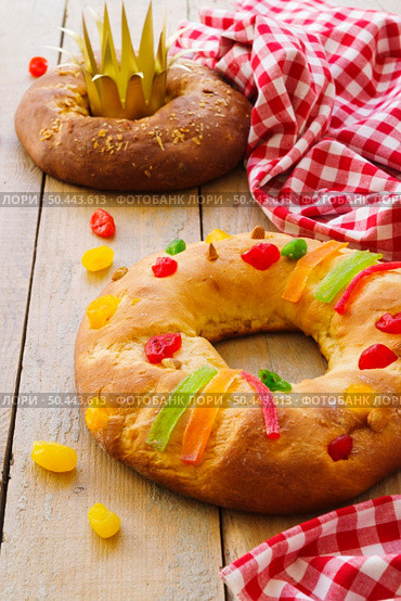 epiphany day dessert with tablecloth crown. Стоковое фото, агентство Ingram Publishing / Фотобанк Лори