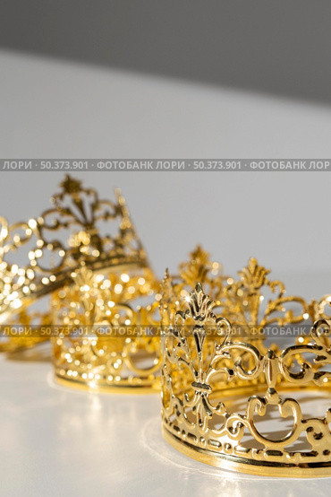 epiphany day gold crowns with copy space. Стоковое фото, агентство Ingram Publishing / Фотобанк Лори