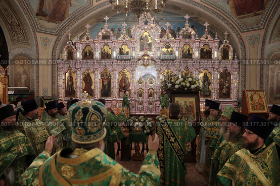 Епископ Балашихинский и Орехово-Зуевский Николай служит литургию в день нахождения мощей преподобного Сергия Радонежского в Савинском храме (2022 год). Редакционное фото, фотограф Дмитрий Неумоин / Фотобанк Лори