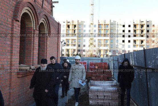 Епископ Балашихинский и Орехово-Зуевский Николай и глава г.о. округа Семёнов Денис Олегович на объекте строительства нового храма (2022 год). Редакционное фото, фотограф Дмитрий Неумоин / Фотобанк Лори