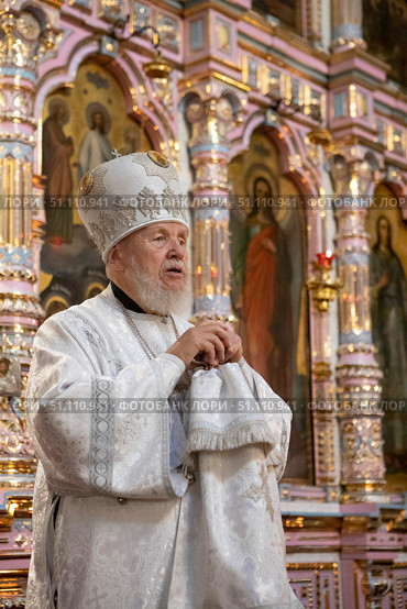 Епископ Балашихинский и Орехово-Зуевский Николай произносит речь  в храме в Савино. Редакционное фото, фотограф Дмитрий Неумоин / Фотобанк Лори