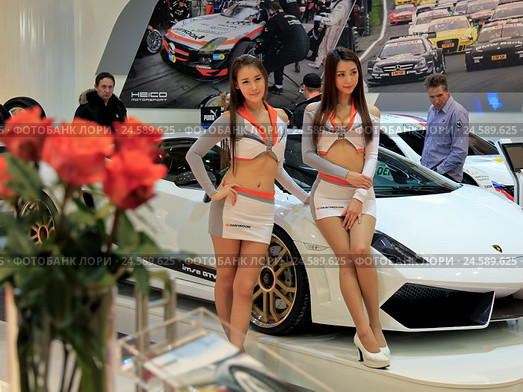 Essen Motor Show 2013, девушки-стендистки возле автомобиля. Редакционное фото, фотограф Геннадий Теплицкий / Фотобанк Лори