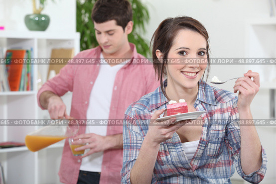 Euphoric woman eating cake. Стоковое фото, агентство Ingram Publishing / Фотобанк Лори