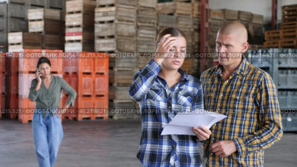 European man and woman discusisng loading plan at the warehouse. Стоковое видео, видеограф Яков Филимонов / Фотобанк Лори