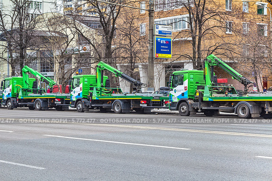 Эвакуаторы городской службы перемещения готовы к работе. Москва, Волгоградский проспект (2014 год). Редакционное фото, фотограф Владимир Сергеев / Фотобанк Лори