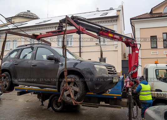 Эвакуация автомобиля, нарушившего правила парковки, город Тула (2021 год). Редакционное фото, фотограф Вячеслав Палес / Фотобанк Лори