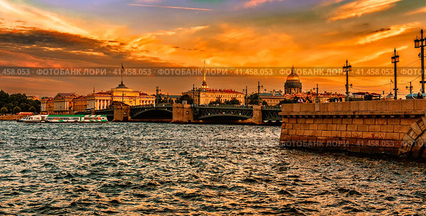 Evening landscape View of the Palace Bridge from Vasilyevsky Island in St. Petersburg (2023 год). Редакционное фото, фотограф Владимир Ушаров / Фотобанк Лори