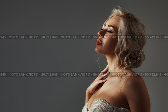 Evening Light Highlights Bride's Face, Perfect for Wedding Invitation. Стоковое фото, фотограф Aleksandr Golubev / Фотобанк Лори