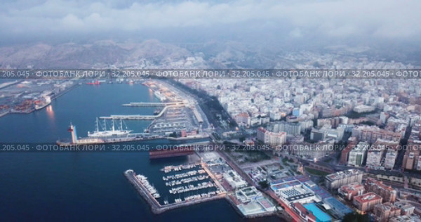 Evening panoramic view of Mediterranean coastal city of Almeria with harbor, Spain (2019 год). Стоковое видео, видеограф Яков Филимонов / Фотобанк Лори