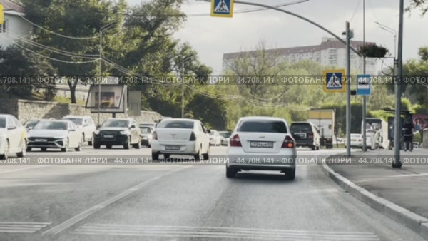 Evening traffic jams in the city. Стоковое видео, видеограф Ярославский Максим / Фотобанк Лори