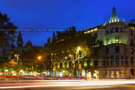 Evening view of Passeig de Gracia in Barcelona. Стоковое фото, фотограф Яков Филимонов / Фотобанк Лори