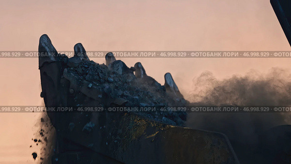 Excavator scoops up mountain of mined ore at quarry. Стоковое фото, фотограф David Kashakhi / Фотобанк Лори
