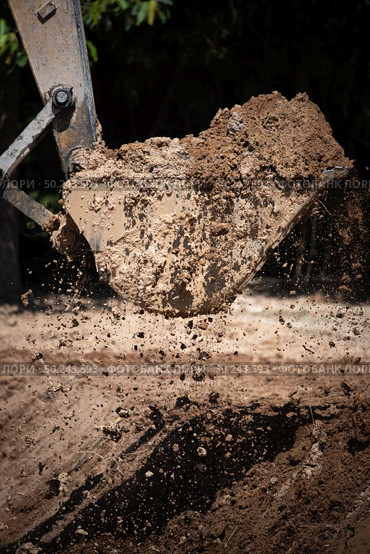 Excavator working with soil and water, during earthmoving works. Стоковое фото, агентство Ingram Publishing / Фотобанк Лори