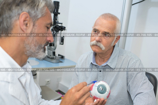 explanation about the eye disease to the patient. Стоковое фото, агентство Ingram Publishing / Фотобанк Лори