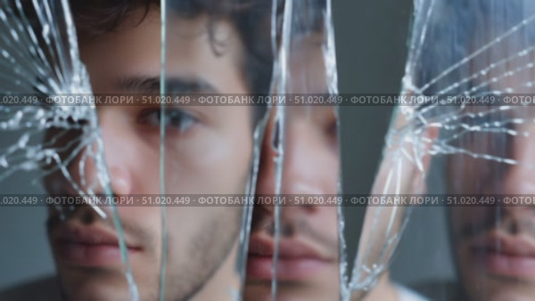 Exploring identity and perception through shattered reflections in a thought-provoking art piece. Стоковое AI-видео, аниматор Сергей Толмачёв / Фотобанк Лори