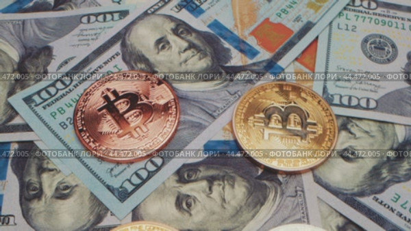 Exploring the intersection of cryptocurrency and cash in contemporary finance. Стоковое видео, видеограф Сергей Толмачёв / Фотобанк Лори