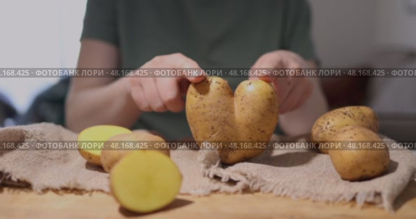 Exploring the Varied and Unique Shapes of Potatoes in a Creative Kitchen Setting Environment. Стоковое видео, видеограф Ольга Коваленко / Фотобанк Лори