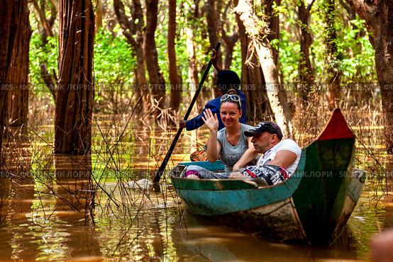 Exploring Tonle Sap Lake's Flooded Forest Near Kampong Phluk in Cambodia (2014 год). Редакционное фото, фотограф Aleksandr Golubev / Фотобанк Лори