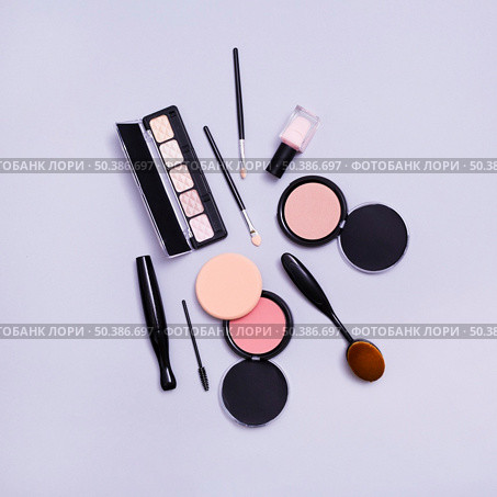 eyeshadows palette makeup brushes compact face powder purple background. Стоковое фото, агентство Ingram Publishing / Фотобанк Лори