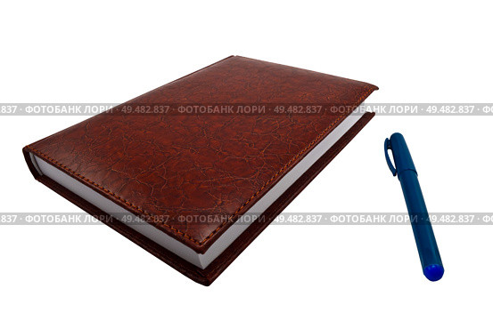 Ежедневник с шариковой ручкой на белом фоне. A diary with a ballpoint pen on a white background. Стоковое фото, фотограф Татьяна Д / Фотобанк Лори