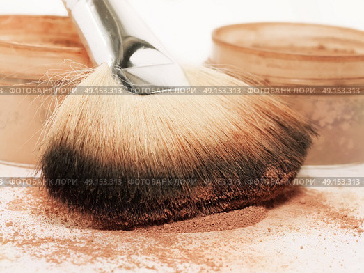 Face powder and brush. macro. Стоковое фото, агентство Ingram Publishing / Фотобанк Лори