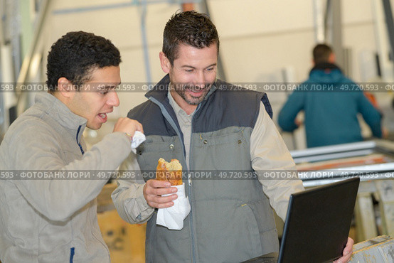 factory workers eating bread for snack. Стоковое фото, агентство Ingram Publishing / Фотобанк Лори