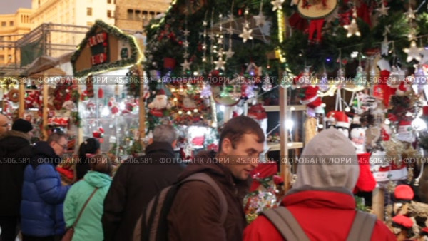 Fair of Santa Llucia - Christmas market near Cathedral in evening. Barcelona, Catalonia. (2019 год). Редакционное видео, видеограф Яков Филимонов / Фотобанк Лори