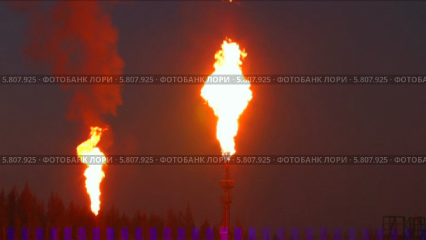 Факелы огня при добыче газа на нефтегазовом месторождении. Стоковое видео, видеограф Виталий Зверев / Фотобанк Лори