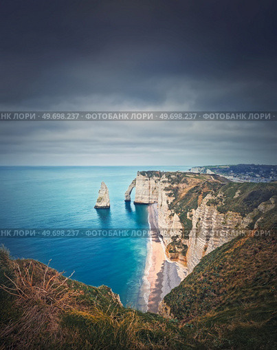 Falaise d’Aval limestone cliffs washed by La Manche channel waters. Beautiful coastline view to the famous rock Aiguille of Etretat in Normandy, France. Стоковое фото, агентство Ingram Publishing / Фотобанк Лори