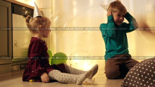 Family Fun Children Joyfully Blowing Up Balloons. Kids inflating balloons, prepare for birthday party. 3,6, 14 years old siblings racing blowing balloon, decorate the room. Bonding time together. Joy. Стоковое видео, видеограф Марина Демидюк / Фотобанк Лори