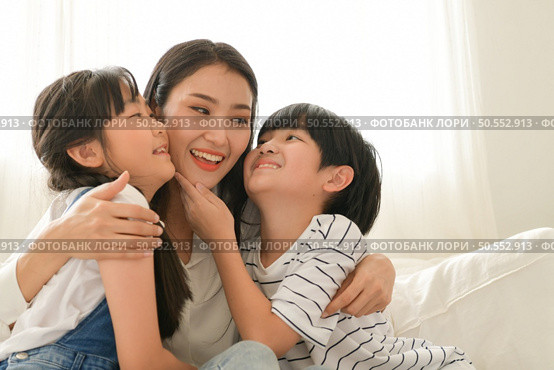 Family happy moments when children wake up in the morning. Have fun with mom before eating breakfast. Стоковое фото, агентство Ingram Publishing / Фотобанк Лори