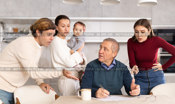 Family members discussing inheritance. Стоковое фото, фотограф Яков Филимонов / Фотобанк Лори