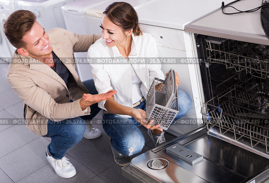 Family selecting modern dishwasher. Стоковое фото, фотограф Яков Филимонов / Фотобанк Лори