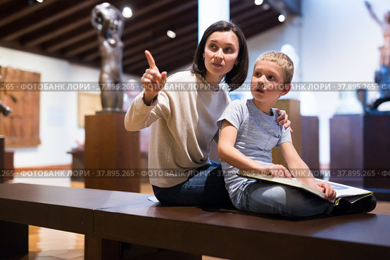 Family visiting historical museum. Стоковое фото, фотограф Яков Филимонов / Фотобанк Лори