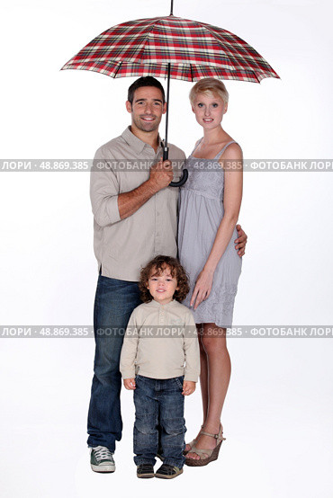 Family with an open umbrella. Стоковое фото, агентство Ingram Publishing / Фотобанк Лори