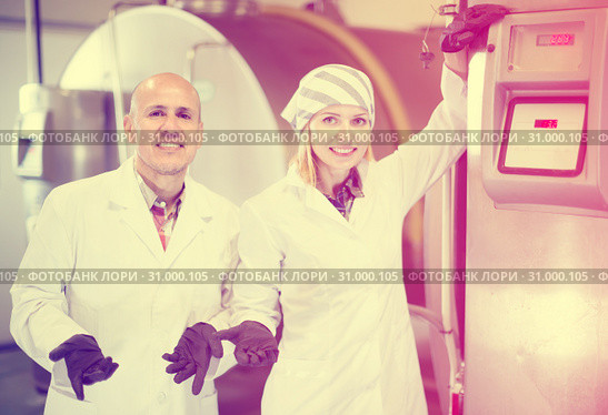 Farm staff with milk cisterns in plant. Стоковое фото, фотограф Яков Филимонов / Фотобанк Лори